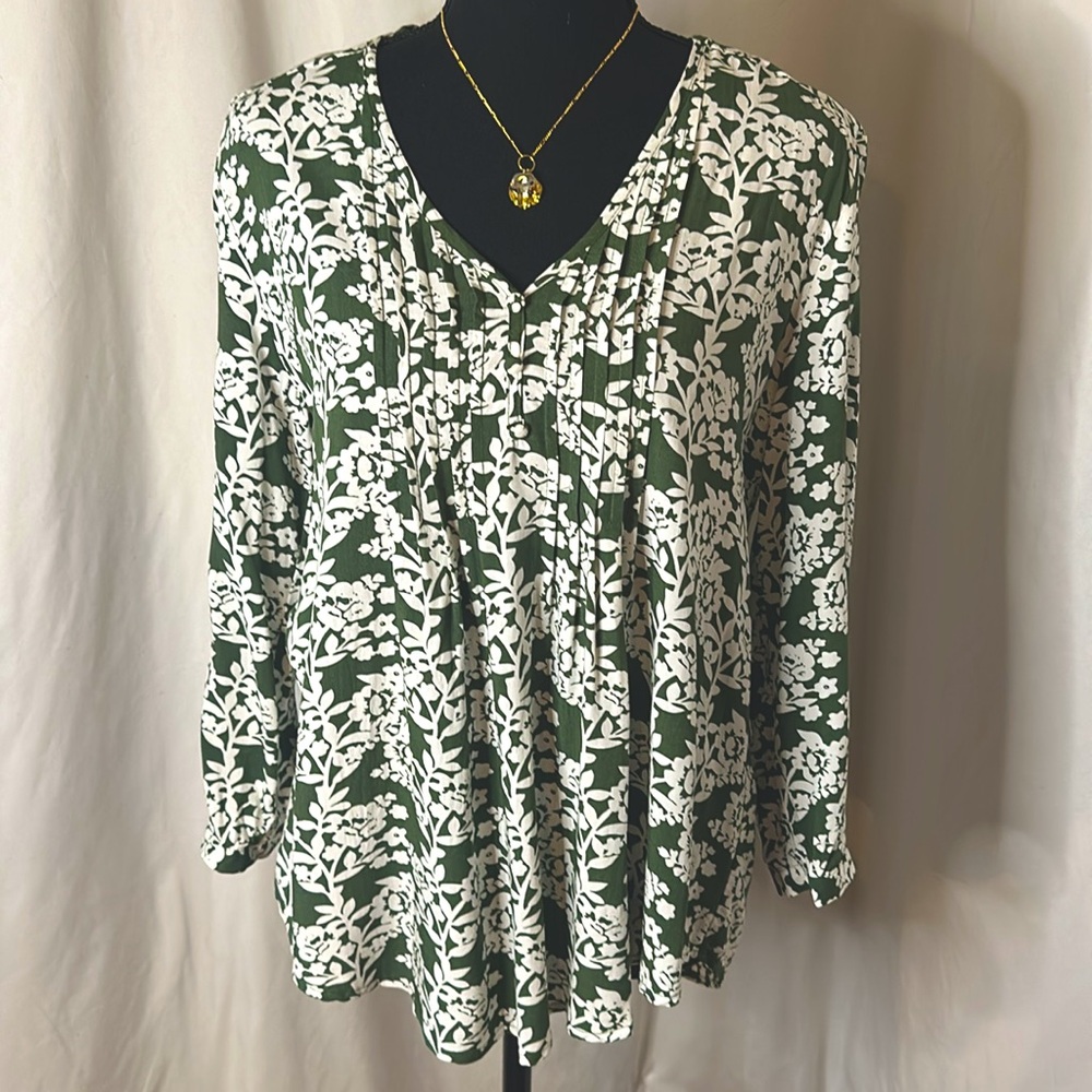 NWOT‎ FUN 2 FUN floral blouse deep green/white